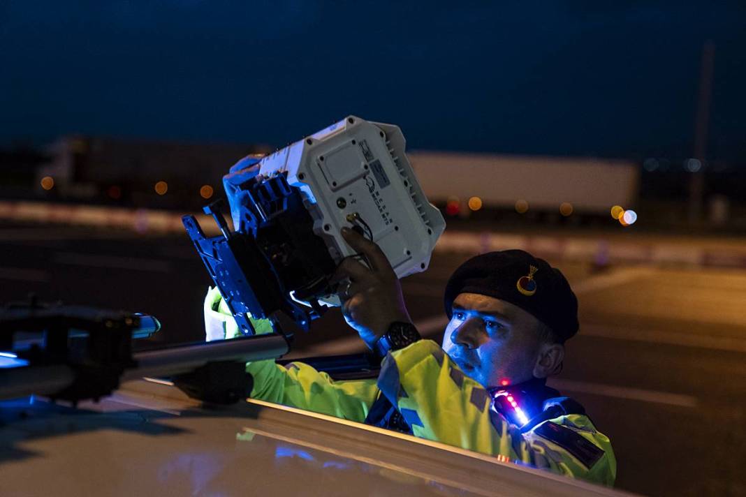 Modern radar sistemleri otoyollarda uçanı kaçanı anında tespit ediyor! 4 kademeli lazerlerle sürekli tarama yapılıyor 31